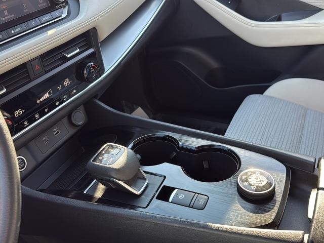 Nissan Rogue Vehicle Full-screen Gallery Image 22