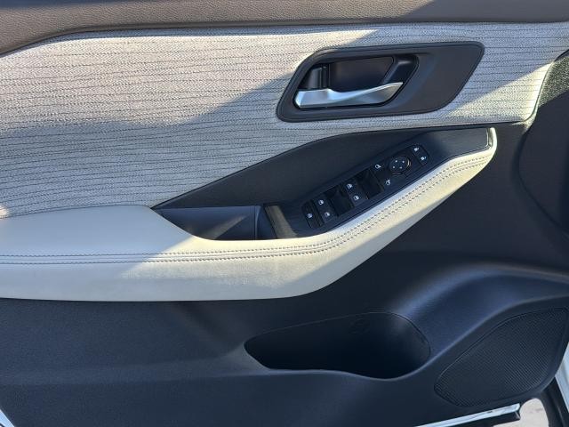 Nissan Rogue Vehicle Full-screen Gallery Image 24
