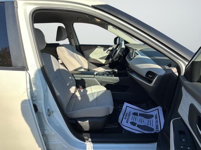 Nissan Rogue Vehicle Full-screen Gallery Image 26