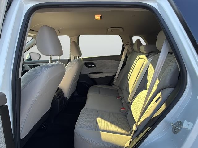 Nissan Rogue Vehicle Full-screen Gallery Image 27