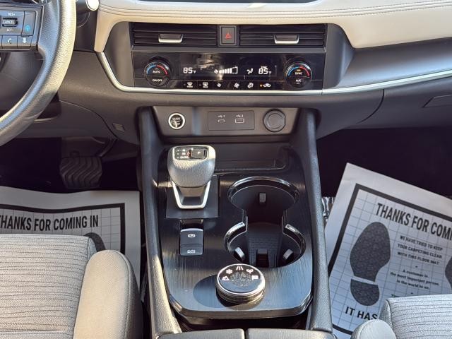 Nissan Rogue Vehicle Full-screen Gallery Image 29