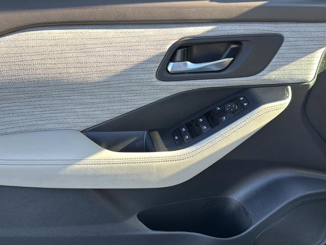 Nissan Rogue Vehicle Full-screen Gallery Image 30