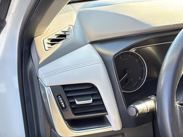 Nissan Rogue Vehicle Full-screen Gallery Image 31