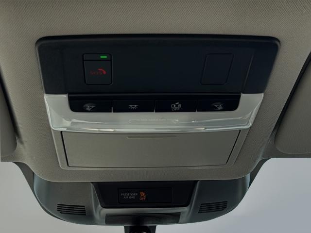 Nissan Rogue Vehicle Full-screen Gallery Image 36