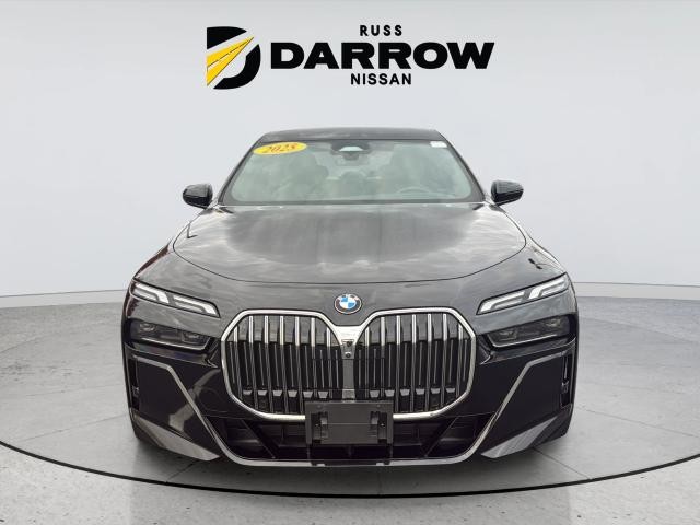 BMW 7 Series Vehicle Full-screen Gallery Image 8