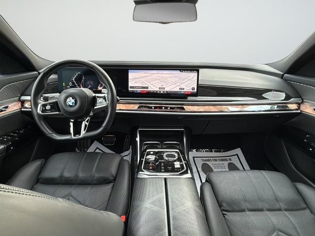 BMW 7 Series Vehicle Full-screen Gallery Image 9