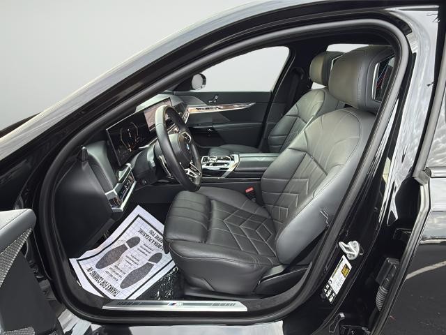 BMW 7 Series Vehicle Full-screen Gallery Image 10