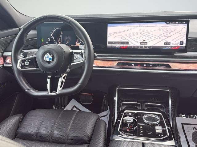 BMW 7 Series Vehicle Full-screen Gallery Image 11
