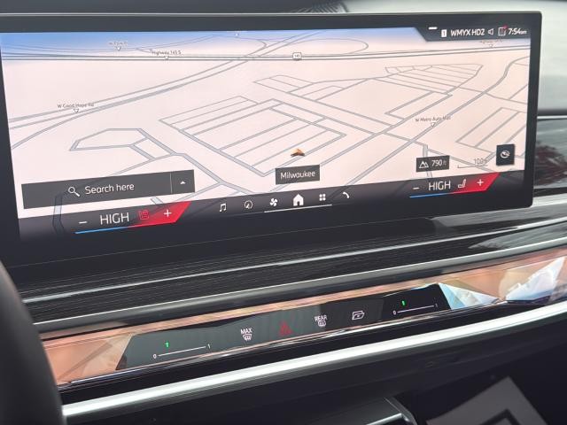 BMW 7 Series Vehicle Full-screen Gallery Image 13