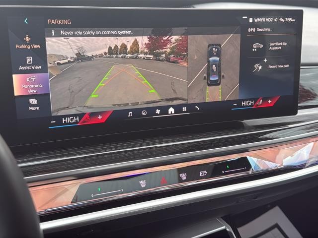 BMW 7 Series Vehicle Full-screen Gallery Image 14