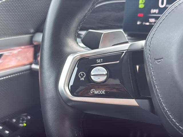 BMW 7 Series Vehicle Full-screen Gallery Image 15