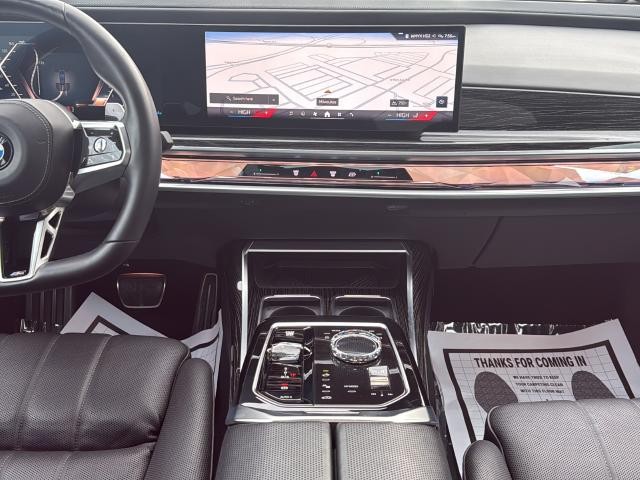BMW 7 Series Vehicle Full-screen Gallery Image 19