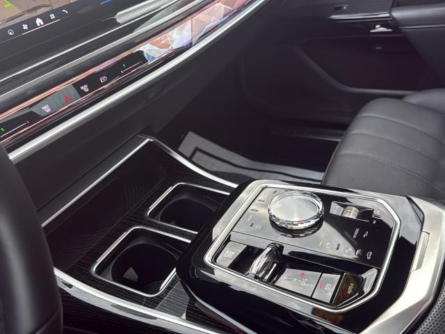 BMW 7 Series Vehicle Full-screen Gallery Image 21
