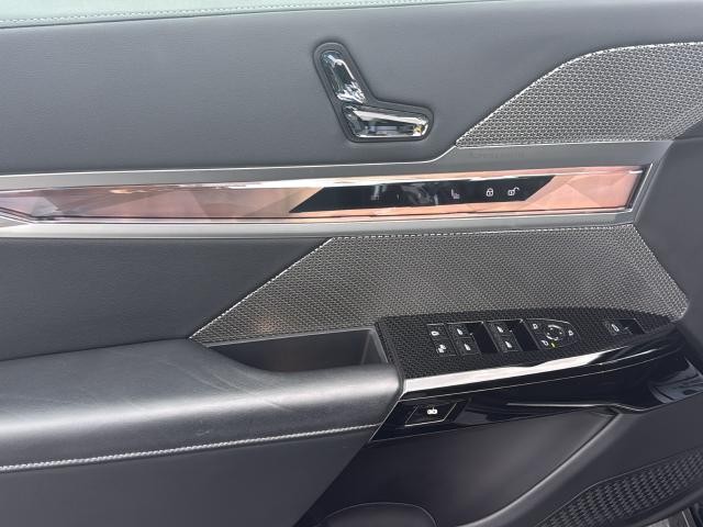 BMW 7 Series Vehicle Full-screen Gallery Image 23
