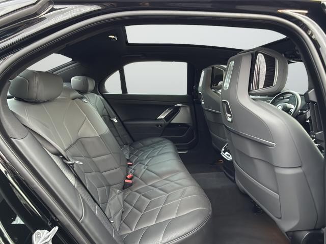 BMW 7 Series Vehicle Full-screen Gallery Image 24
