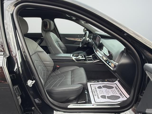 BMW 7 Series Vehicle Full-screen Gallery Image 25