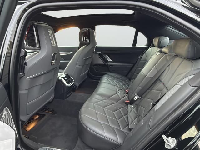 BMW 7 Series Vehicle Full-screen Gallery Image 26