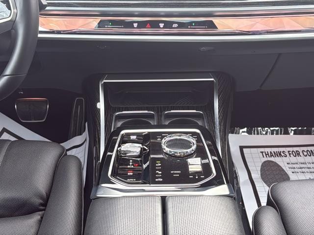 BMW 7 Series Vehicle Full-screen Gallery Image 27