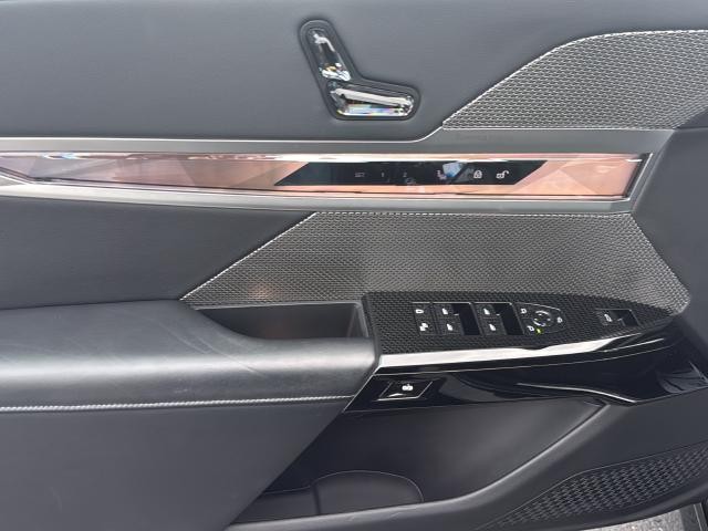 BMW 7 Series Vehicle Full-screen Gallery Image 28