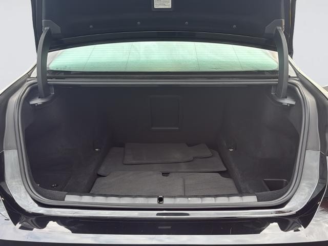 BMW 7 Series Vehicle Full-screen Gallery Image 30