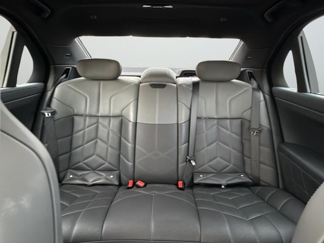 BMW 7 Series Vehicle Full-screen Gallery Image 32