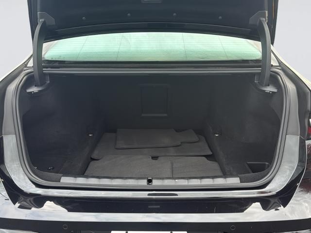 BMW 7 Series Vehicle Full-screen Gallery Image 33