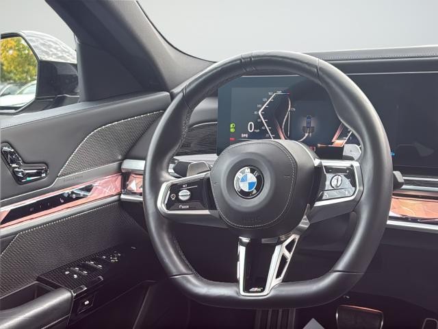 BMW 7 Series Vehicle Full-screen Gallery Image 34