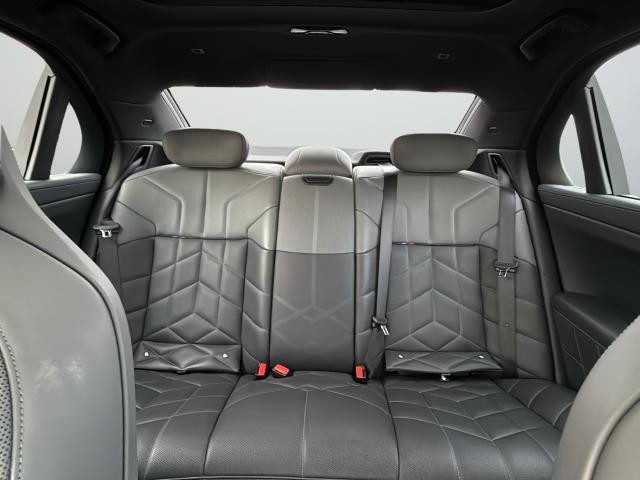 BMW 7 Series Vehicle Full-screen Gallery Image 36