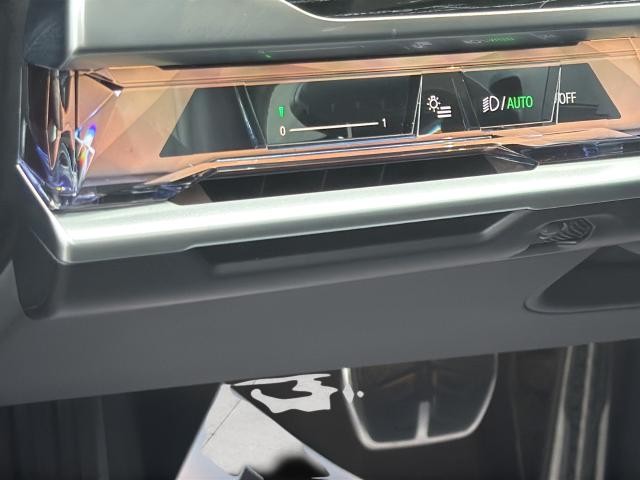 BMW 7 Series Vehicle Full-screen Gallery Image 38