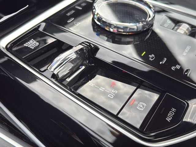 BMW 7 Series Vehicle Full-screen Gallery Image 40