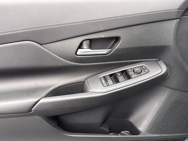 Nissan Sentra Vehicle Full-screen Gallery Image 24