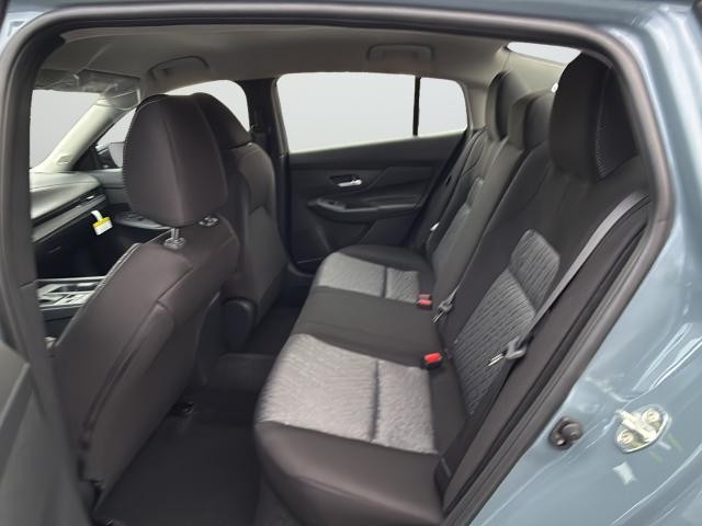 Nissan Sentra Vehicle Full-screen Gallery Image 27
