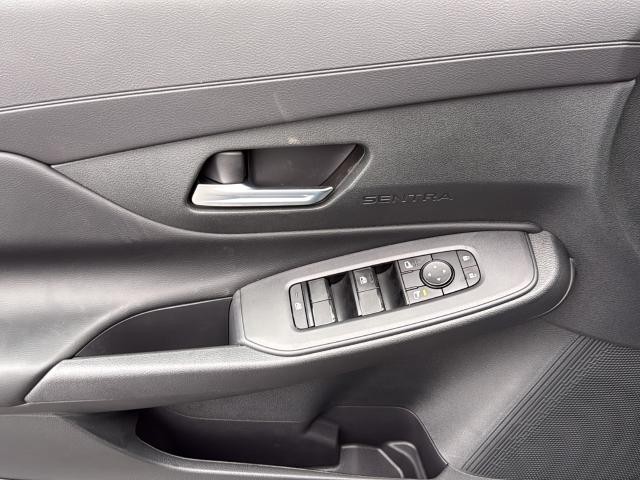 Nissan Sentra Vehicle Full-screen Gallery Image 30