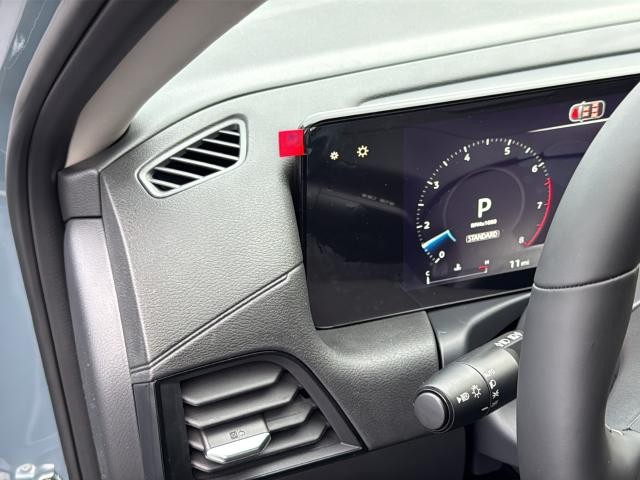 Nissan Sentra Vehicle Full-screen Gallery Image 31
