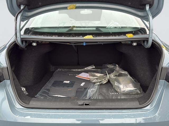 Nissan Sentra Vehicle Full-screen Gallery Image 32