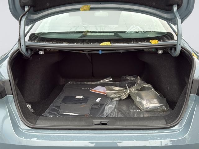 Nissan Sentra Vehicle Full-screen Gallery Image 35