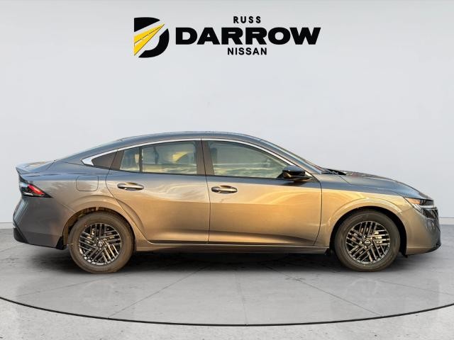 Nissan Sentra Vehicle Full-screen Gallery Image 6