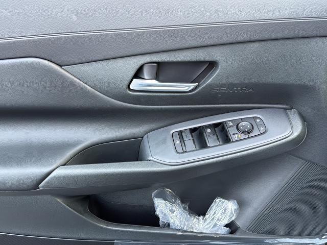 Nissan Sentra Vehicle Full-screen Gallery Image 24