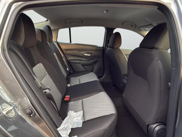 Nissan Sentra Vehicle Full-screen Gallery Image 25