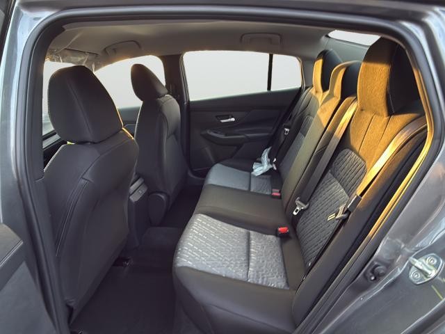 Nissan Sentra Vehicle Full-screen Gallery Image 27