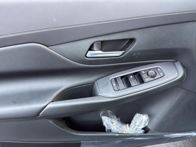 Nissan Sentra Vehicle Full-screen Gallery Image 29