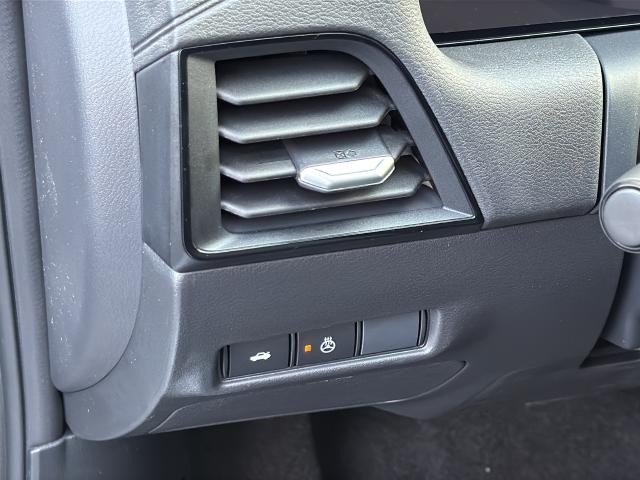 Nissan Sentra Vehicle Full-screen Gallery Image 30