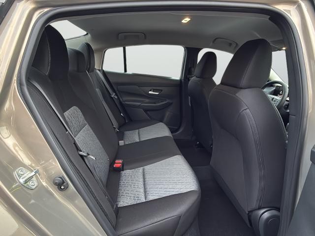 Nissan Sentra Vehicle Full-screen Gallery Image 25