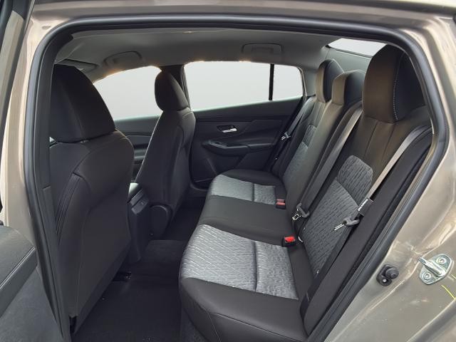 Nissan Sentra Vehicle Full-screen Gallery Image 27