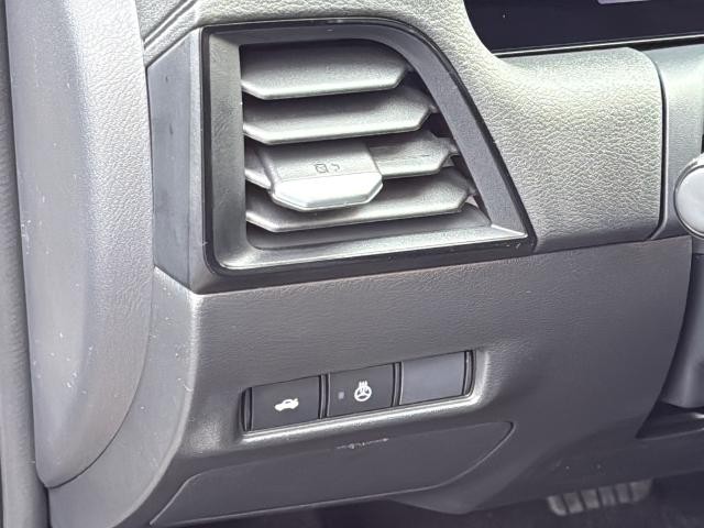 Nissan Sentra Vehicle Full-screen Gallery Image 28