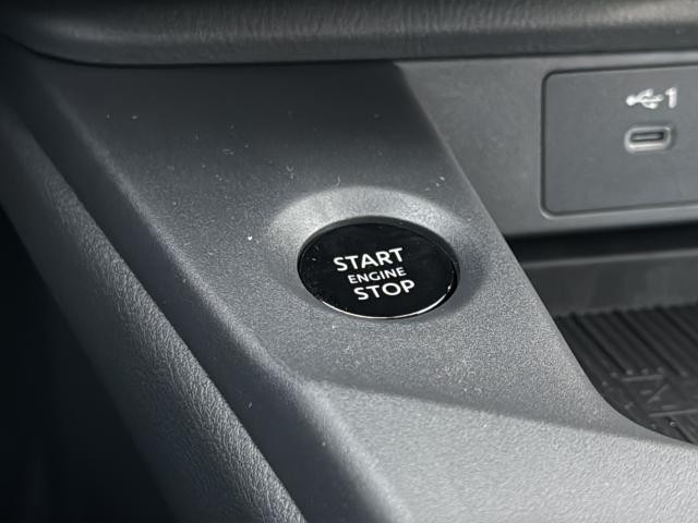 Nissan Sentra Vehicle Full-screen Gallery Image 33