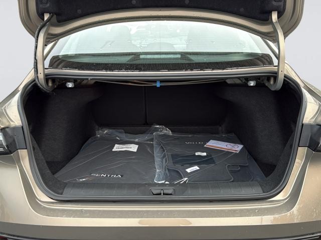 Nissan Sentra Vehicle Full-screen Gallery Image 35