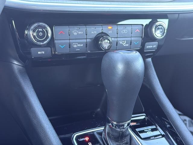Jeep Compass Vehicle Full-screen Gallery Image 21