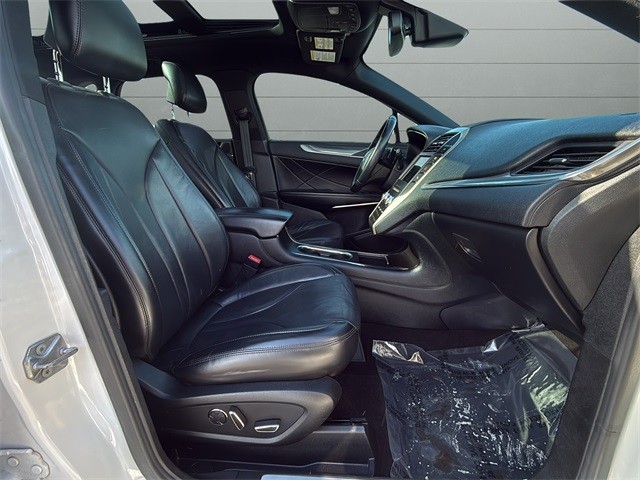 Lincoln MKC Vehicle Full-screen Gallery Image 11