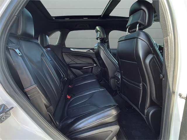 Lincoln MKC Vehicle Full-screen Gallery Image 12